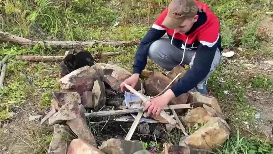 Чтобы выжить нужно с собой иметь компас, ножик и спики