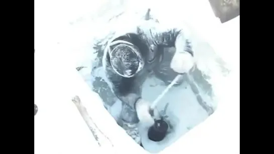 Русская зимняя рыбалка Ice fishing in Russia LOL