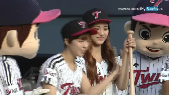 160402 Jeongyeon & Tzuyu @ LG Twins Baseball Game