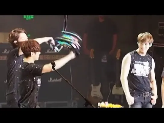 [FanCam] CNBLUE - С Днем Рождения ДжоШин (Blue Moon в Гуанчжоу 07/09/2013)