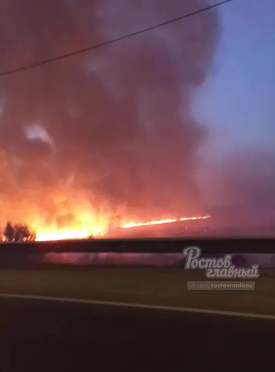 В районе Батайска горит камыш на Левом берегу 27.8.2019 Ростов-на-Дону Главный