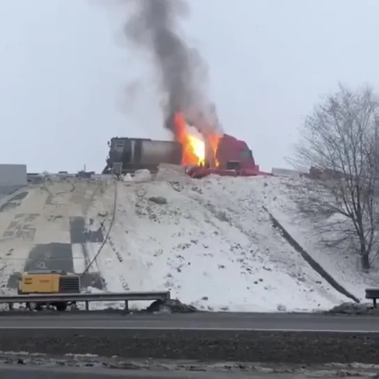 На М4 в районе рынка Орёл сгорела фура 25.11.2018 Ростов-на-Дону Главный