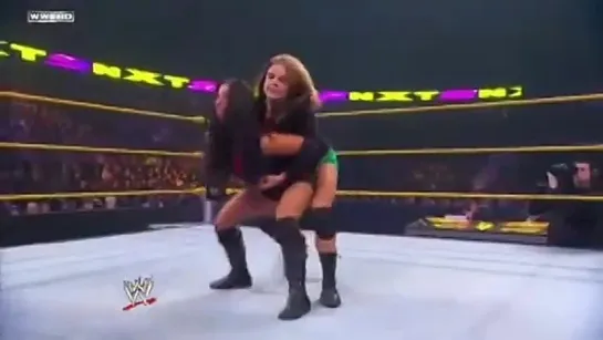 Maxine (w_Alicia Fox) vs Kaitlyn (w_Vickie Guerrero)