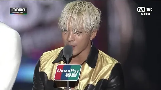 G-Dragon in MAMA 2014  показывает саранхулю с: