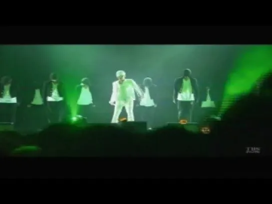 G-Dragon - Micheal Jackson Dangerous Dance Cover (Shine A light Concert)