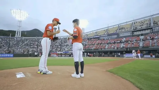 Оригинальное видео первой подачи питчера  Рейна для команды Lotte Giants  Credit: @junicam