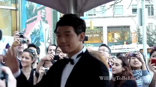 Bi (Rain) and other - TIME 100 Gala Red Carpet [fankam]