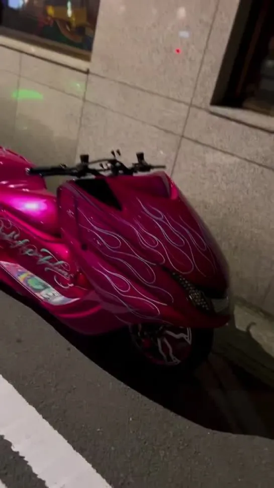 #japan #kagoshima #maxam #motorcycle #customscooter #yamaha #bigscooter #pink #airsuspension #streetstyle