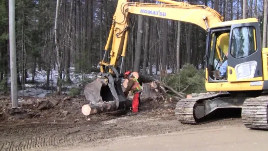 Komatsu PC138 Lifting Logs