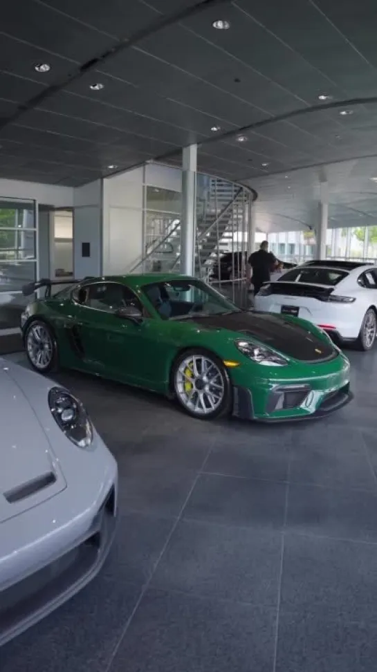 Porsche 718 Cayman GT4 RS Weissach Package в цвете British Racing Green (PTS - Paint to Sample)