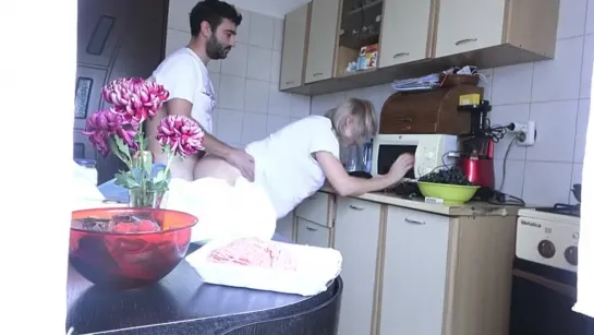 House wife has to stop her cooking for husband - Used milf (Порно,секс,русское,частное,домашнее,минет,студентка,кончил,анал,blow