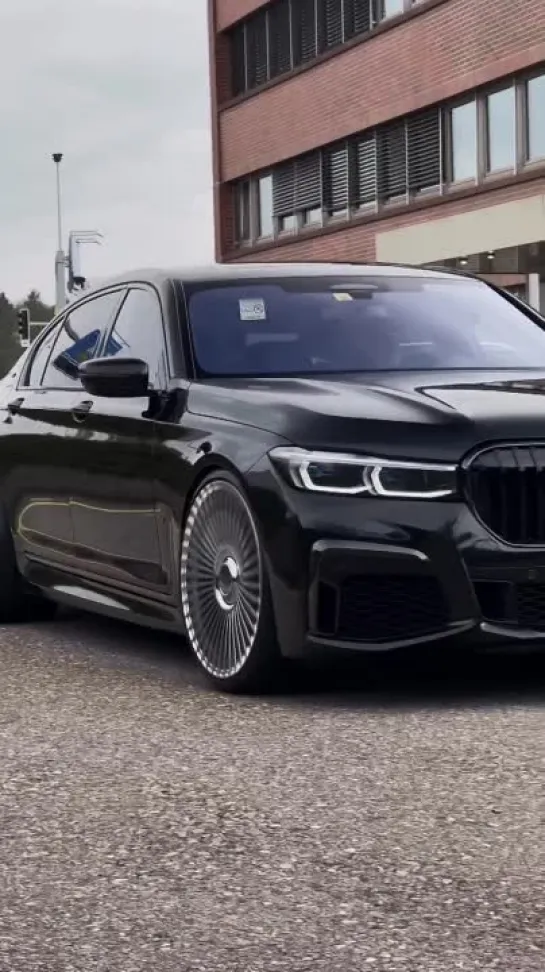 BMW M760Li