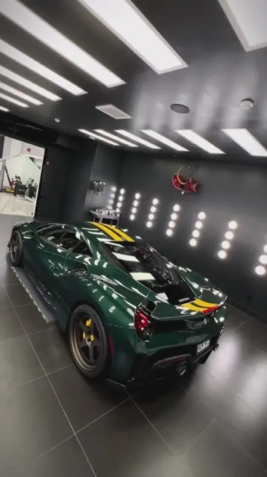 Ferrari 488 Pista в цвете Verde Scuro и на дисках HRE 305