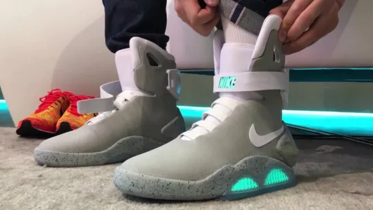 Кроссовки "Назад в будущее"We wear-test the self-lacing Nike MAG. Its awesome!