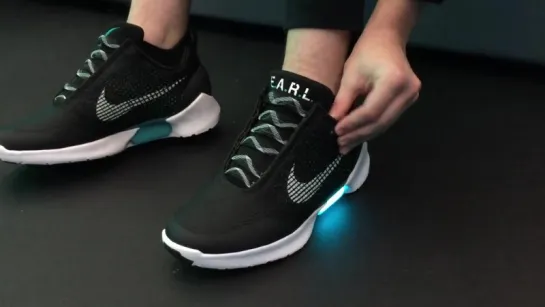 Кроссовки "Назад в будущее"We try on $720 self-lacing Nike HyperAdapt