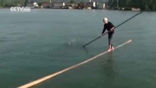 Chinese man uses bamboos, not boats, as his river commute