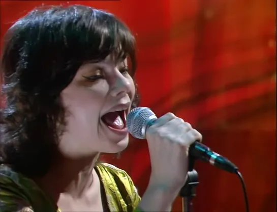 Björk - Bachelorette - live on Later with Jools Holland (1997)