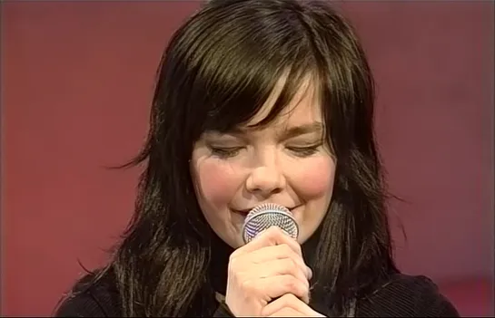 Björk - Cocoon (Music Box) - live on Johnny Vaughan Show (2002) - Bjork