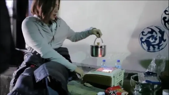 JKS cooking instant noodle at the set of Bel Ami