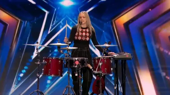 17-year-old Mia Morris as a One Woman Band (AGT 2022)