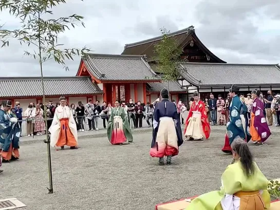 京都御所で蹴鞠に遭遇。