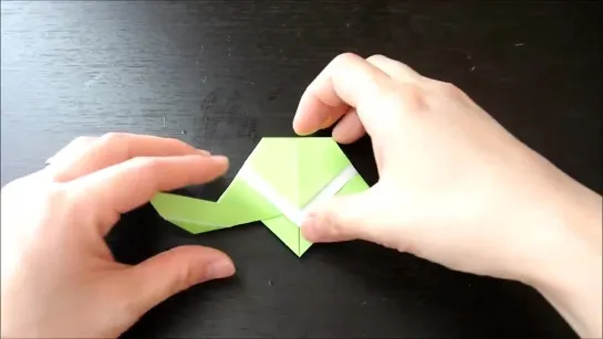 『飛んでいるセミ』の折り方 How to fold a flying cicada with origami.