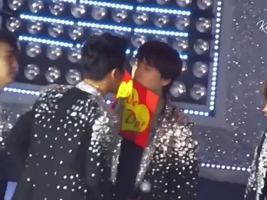 Siwon trying to paper-kiss Kyuhyun