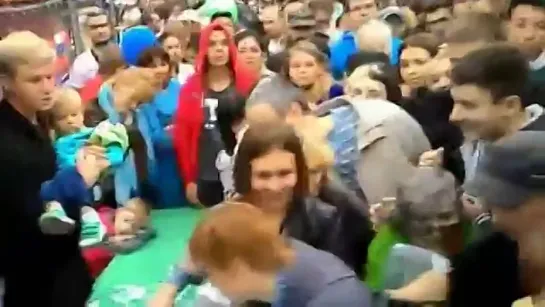 Россиян кормят из ковша экскаватора. Новое дно_Russians eating out of the bucket