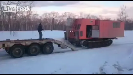 Погрузка гусеничной техники закончилась полным провалом