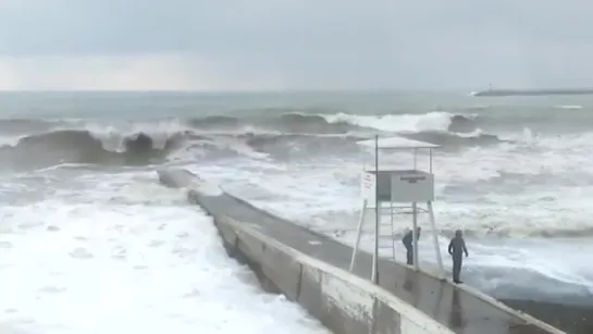 Пьяного танцора во время шторма в Сочи смыло с волнореза в море