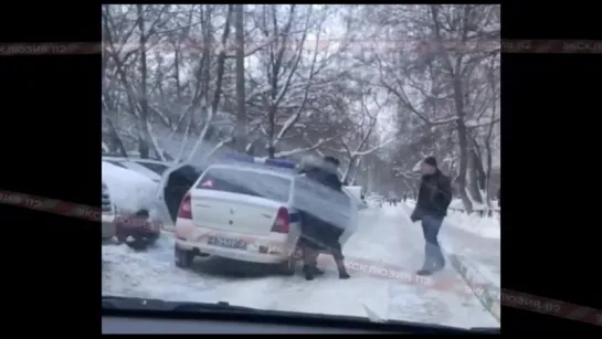 В Москве прохожий решил помочь полицейским посадить задержанного в машину