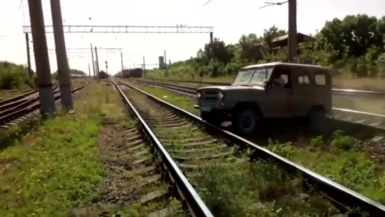 Поезд снес УАЗик, застрявший на железнодорожных путях