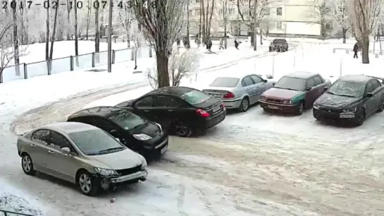 7 ДТП за час или не самая удачная парковка во дворе