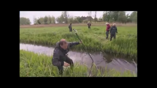 Не самое удачное пересечение речки с помощью шеста