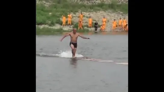 Шаолиньский монах эффектно пробежался по легким доскам на воде