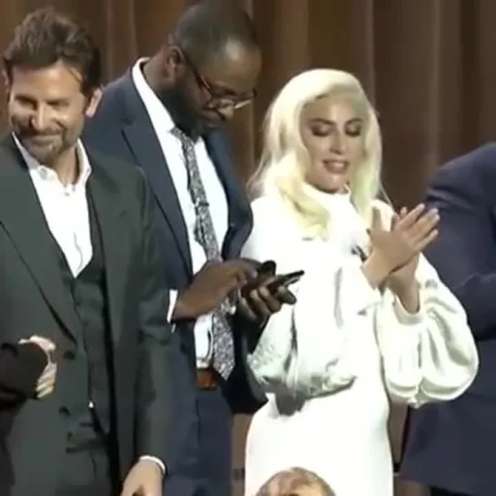 Lady Gagas eye on the cell phone during Oscar