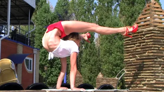 Contortionist Julia Пластичная девушка.