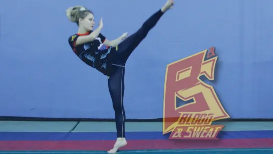 Растяжка под хайкик и другие амплитудные удары ногами. Stretching for high kicks. Юлиана Платонова.