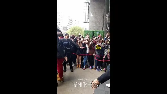 `FANCAM` 150308 | Bangtan @ На выходе из отеля Palais de Chine Hotel