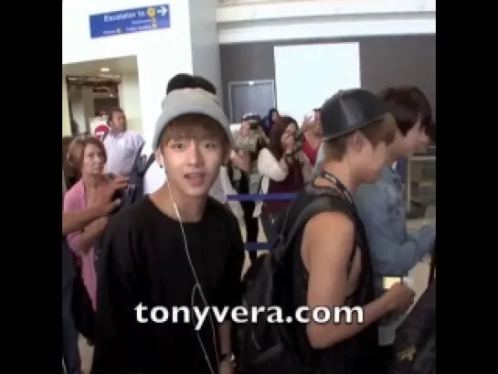 `VIDEO` 140811 | Bangtan @ Аэропрот LAX, возвращение в Корею