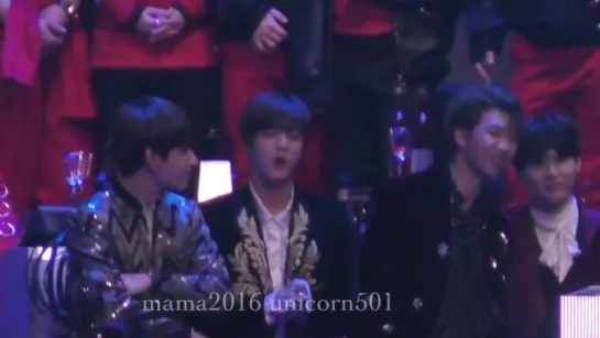 `FANCAM` 161202 Bangtan - Reaction to Wiz Khalifa @ 2016 Mnet Asian Music Awards.