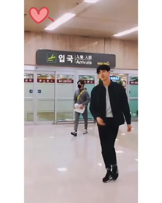 06.04.19 Hongki @ airport