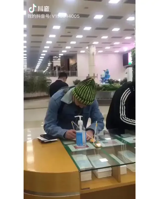 06.04.19 Hongki @ airport