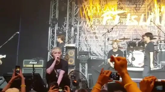 22.10.17 ftisland in Budapest @ drinking with fans