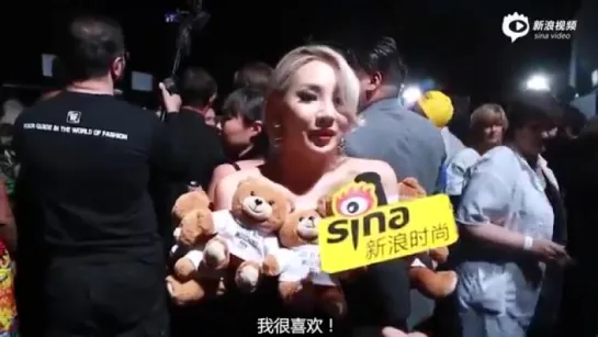 [EVENT] 150924 CL даёт интервью на показе Moschino в Милане