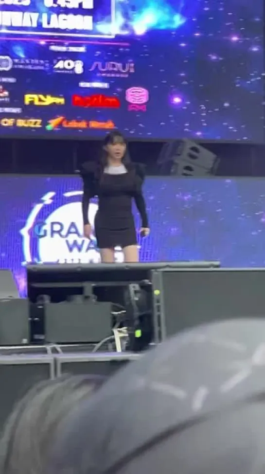 [FANCAM] 150123 Бом - 'Don’t Cry' на Grandwavein в Малайзии