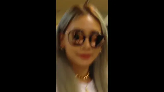 [FANCAM] 151126 CL в аэропорту Сингапура, прилетела на выставку Louis Vuitton