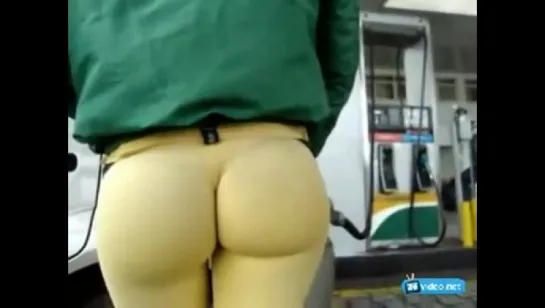 Шлюшка веляет своей сочной жопой на заправке #video #ass #public