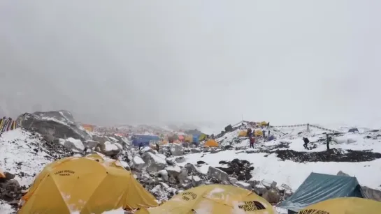 Лавина Hit by Avalanche in Everest Basecamp 25.04.2015