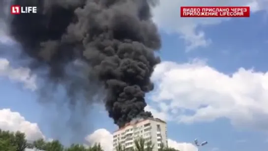 В Саратове горит крыша многоэтажного дома 03.07.2016